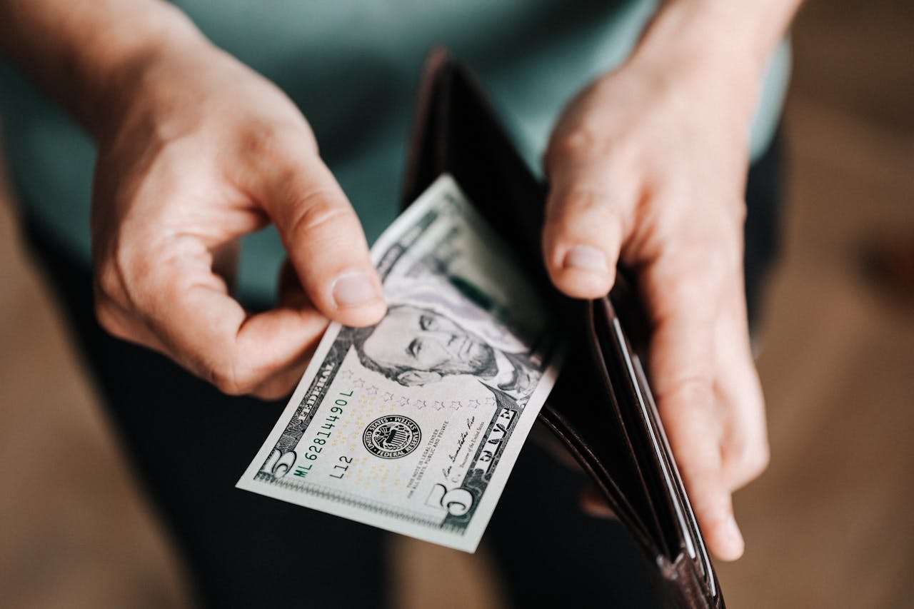 Hitung uang di tempat tertutup. Sumber: pexels.com