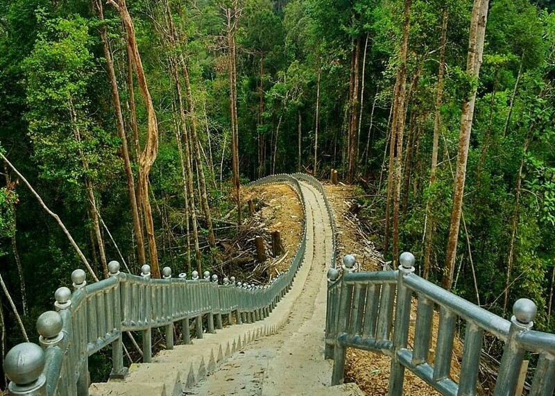 Tangga berjumlah Ratusan yang Menegangkan. Sumber: lh5.googleusercontent.com