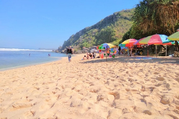 Liburan di Pantai Pok Tunggal, Sumber: yogyakarta.kompas.com