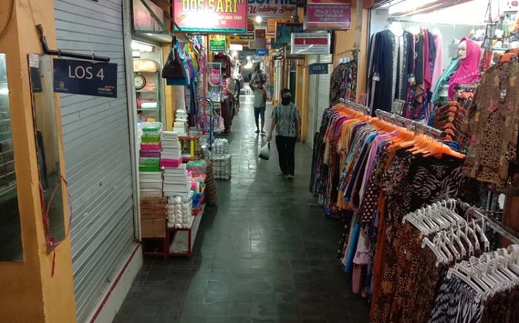 Membeli batik di Pasar Beringharjo, Sumber: jogjapolitan.harianjogja.com