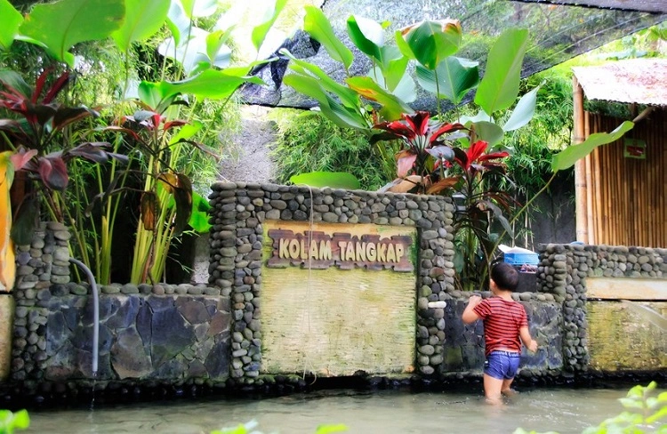 Arena kolam tangkap, Sumber: indonesiakaya.com