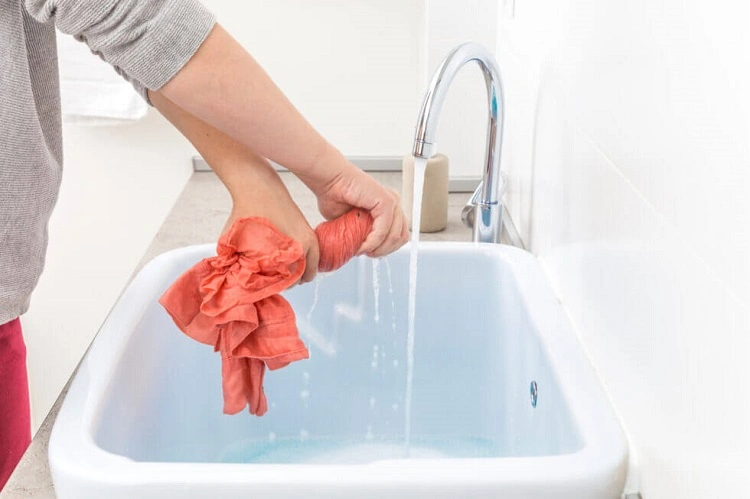 Memanfaatkan wastafel hotel, Sumber: homepluscleaning.com