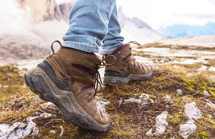 Sepatu hiking atau trekking, Sumber: skyhookadventure.com