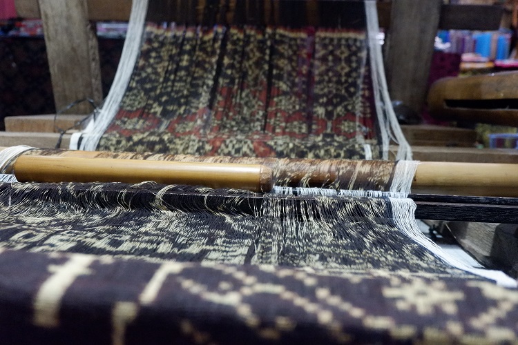 Sentra tenun ikat di Nusa Tenggara Timur, Sumber: kabarkomik.wordpress.com