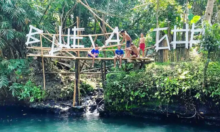 Aktivitas di blue lagoon, Sumber: tripjogja.co.id