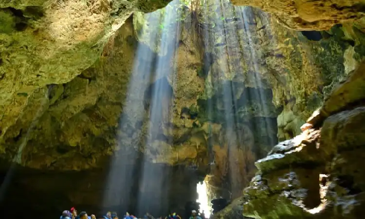 Cahaya yang masuk di goa pindul, Sumber: instagram.com