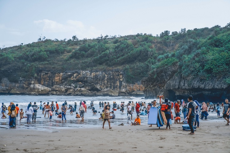Suasana pantai saat waktu liburan, Sumber: pexels.com